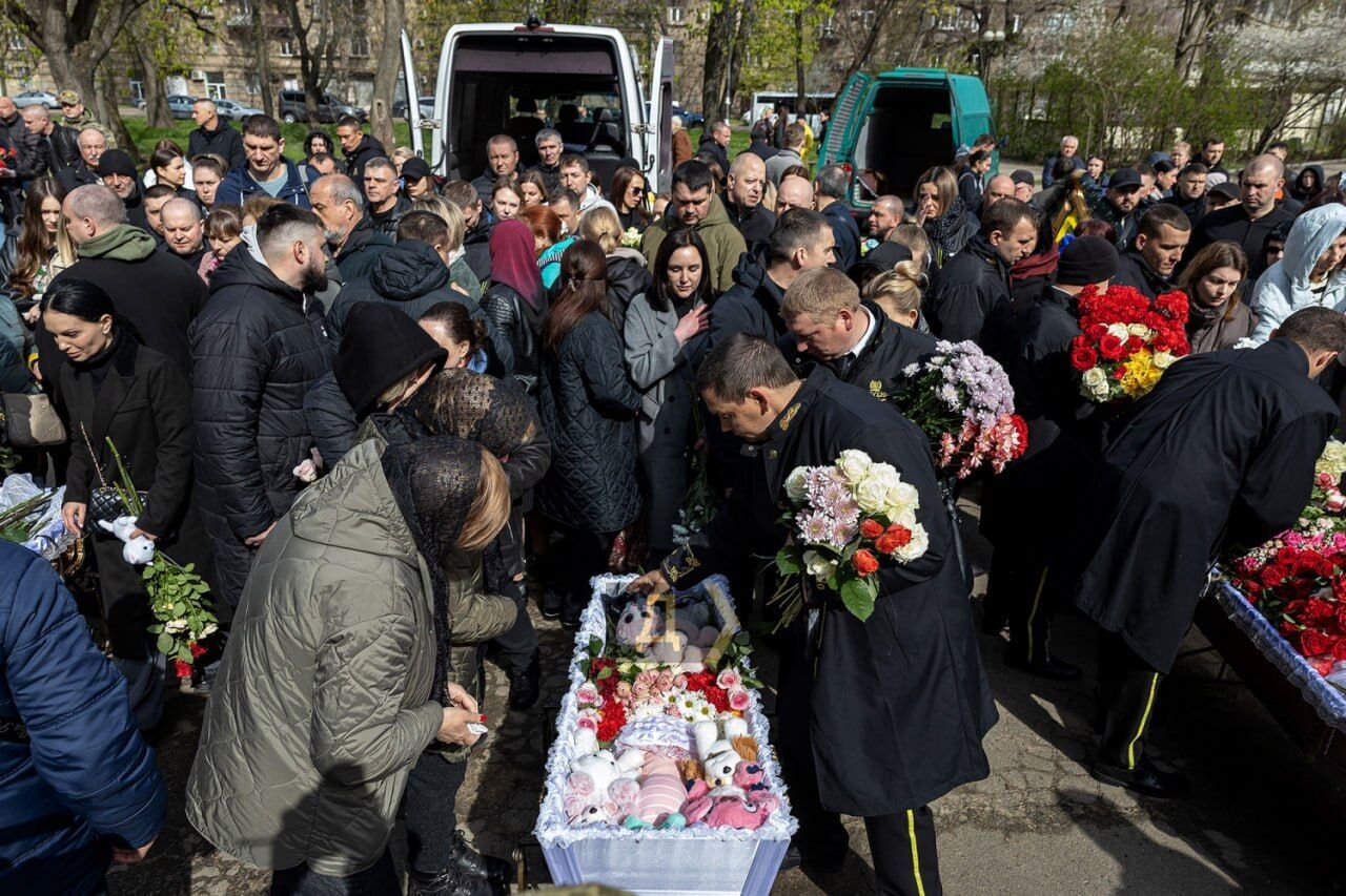 В Одессе попрощались с 30-летней Дарьей, ее маленькой дочкой и еще одной женщиной, которые погибли в результате атаки РФ. Фото