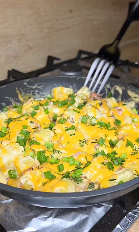 Картопля у вершковому соусі з беконом на обід: як приготувати