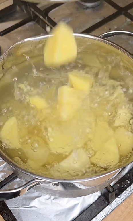 Картопля у вершковому соусі з беконом на обід: як приготувати