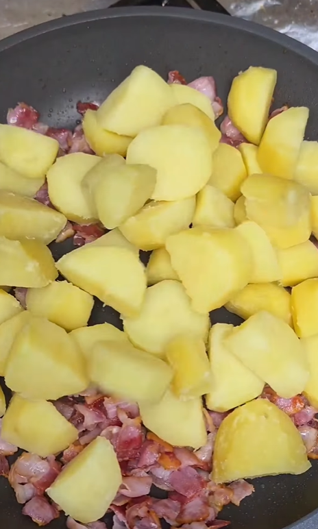 Картопля у вершковому соусі з беконом на обід: як приготувати