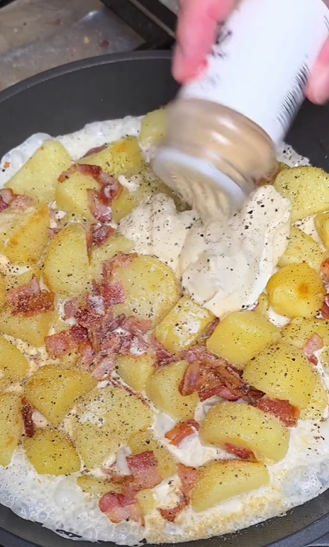 Картопля у вершковому соусі з беконом на обід: як приготувати