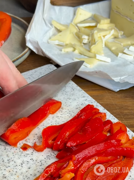 Вишукані брускети із запеченим пеерцем та сиром брі: як приготувати смачну святкову закуску