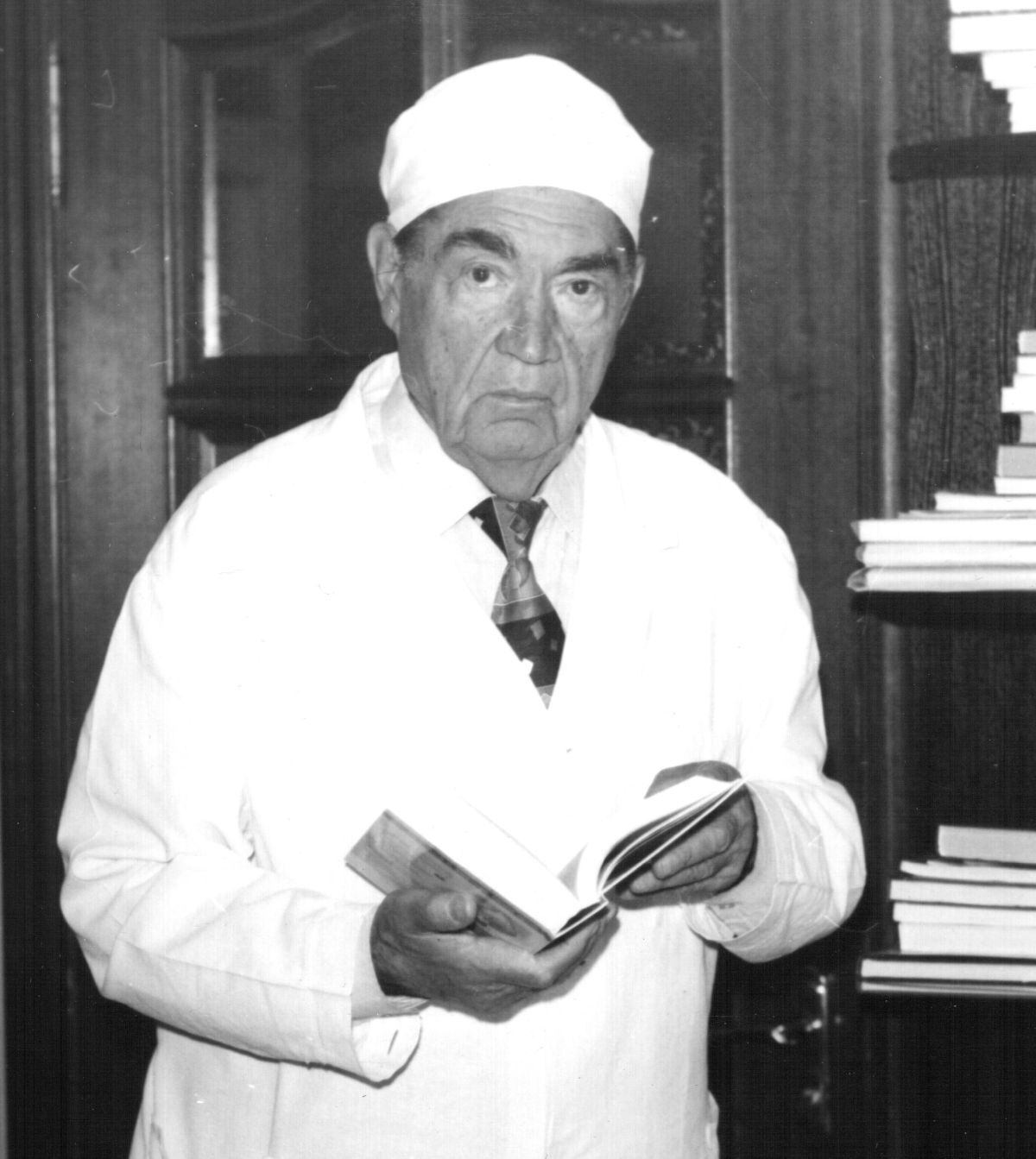 В Киеве незаконно завладели квартирой, где жил известный врач Шалимов: подозреваемого задержали