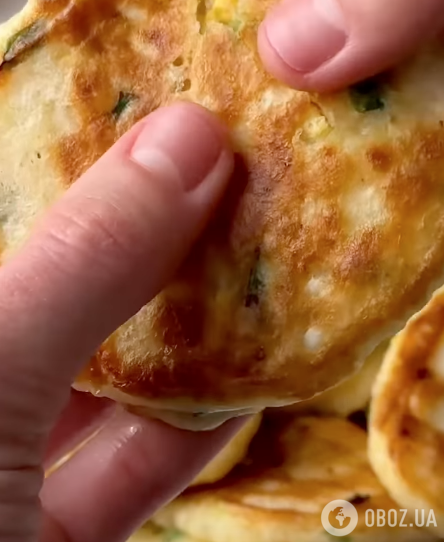 Ліниві смажені пиріжки із зеленою цибулею та вареними яйцями: ділимося рецептом