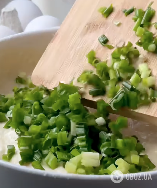 Ліниві смажені пиріжки із зеленою цибулею та вареними яйцями: ділимося рецептом