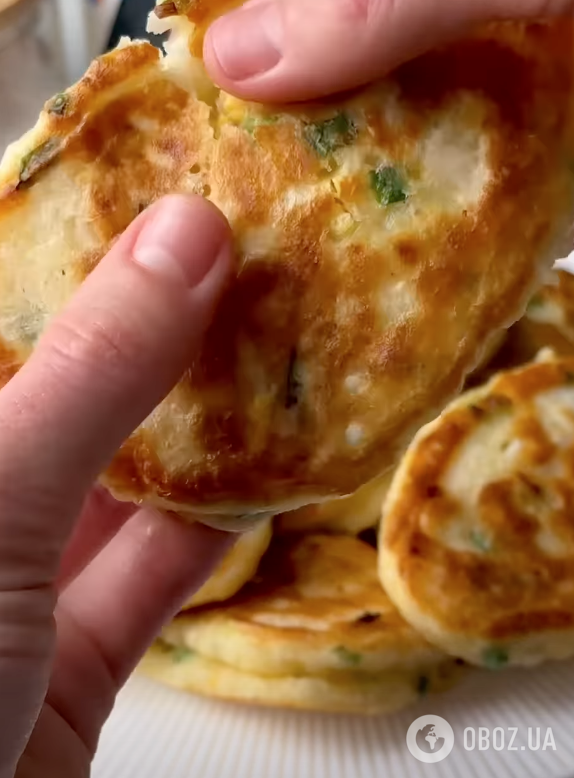 Ліниві смажені пиріжки із зеленою цибулею та вареними яйцями: ділимося рецептом