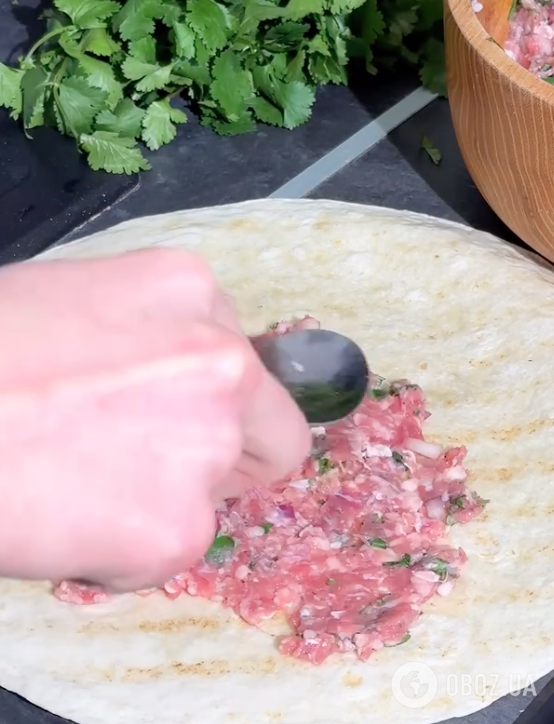 Хрусткі та не жирні чебуреки з лаваша з м'ясною начинкою: ділимося рецептом страви для перекусу