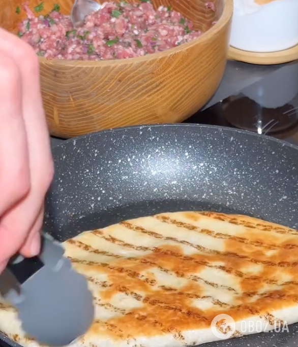 Хрусткі та не жирні чебуреки з лаваша з м'ясною начинкою: ділимося рецептом страви для перекусу