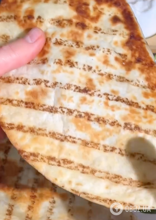 Хрусткі та не жирні чебуреки з лаваша з м'ясною начинкою: ділимося рецептом страви для перекусу