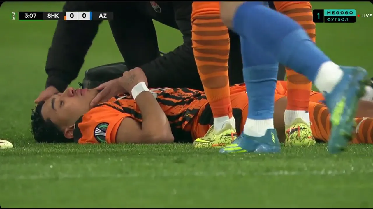 Футболіста "Шахтаря" до втрати свідомості нокаутували в матчі проти АЗ. Гравці обступили його, щоб приховати наслідки від камер. Відео