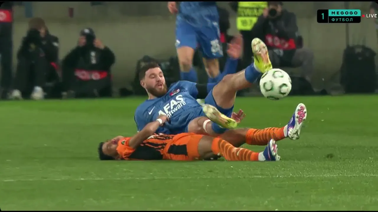 Футболіста "Шахтаря" до втрати свідомості нокаутували в матчі проти АЗ. Гравці обступили його, щоб приховати наслідки від камер. Відео