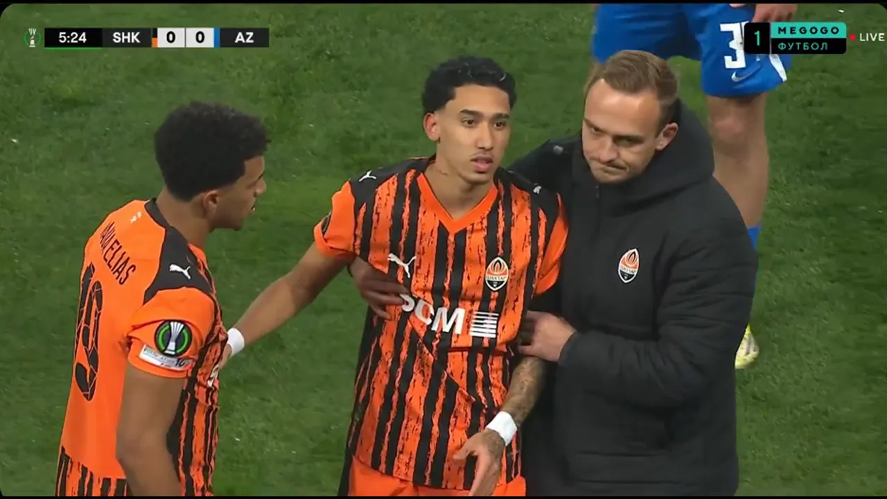 Футболіста "Шахтаря" до втрати свідомості нокаутували в матчі проти АЗ. Гравці обступили його, щоб приховати наслідки від камер. Відео