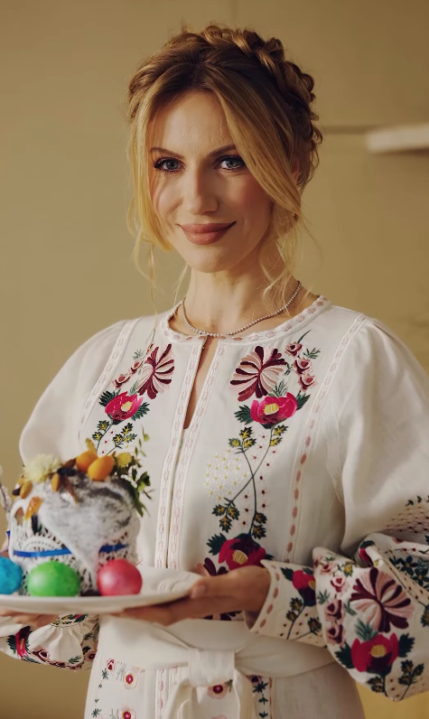 Леся Никитюк поразила сеть "пасхальным" вышитым платьем за 15 тысяч грн. Фото