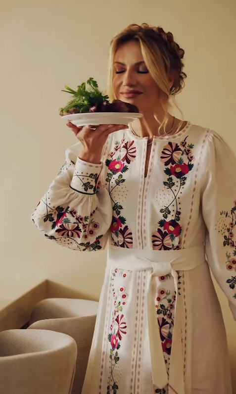 Леся Никитюк поразила сеть "пасхальным" вышитым платьем за 15 тысяч грн. Фото