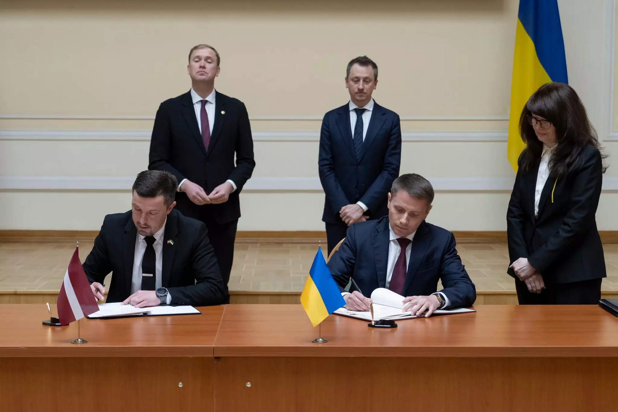 Момент подписания соглашения о взаимном признании латвийских и украинский водительских удостоверений