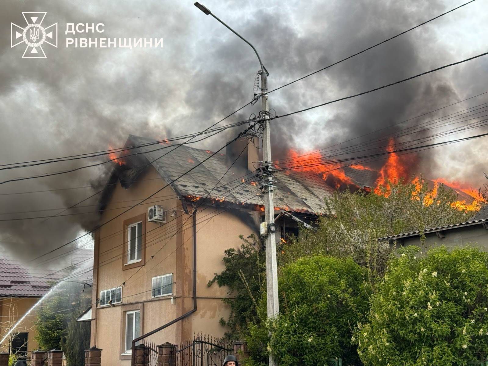 На Ровенщине в результате обстрелов РФ повреждены жилые дома, 5 пострадавших. Фото, видео