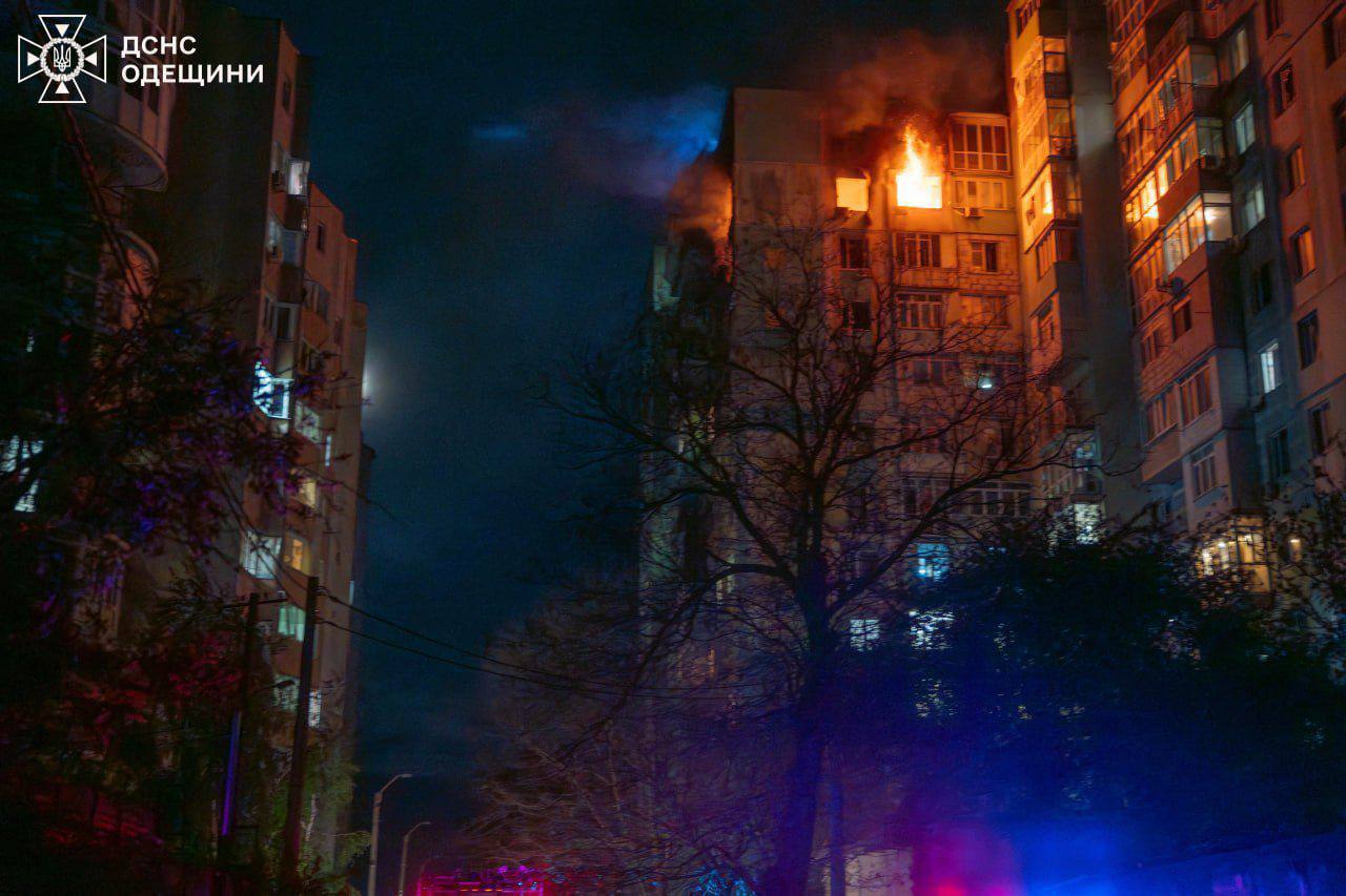"Цієї ночі росіяни знову воювали проти звичайних багатоповерхівок": Зеленський закликав до санкційного тиску на РФ