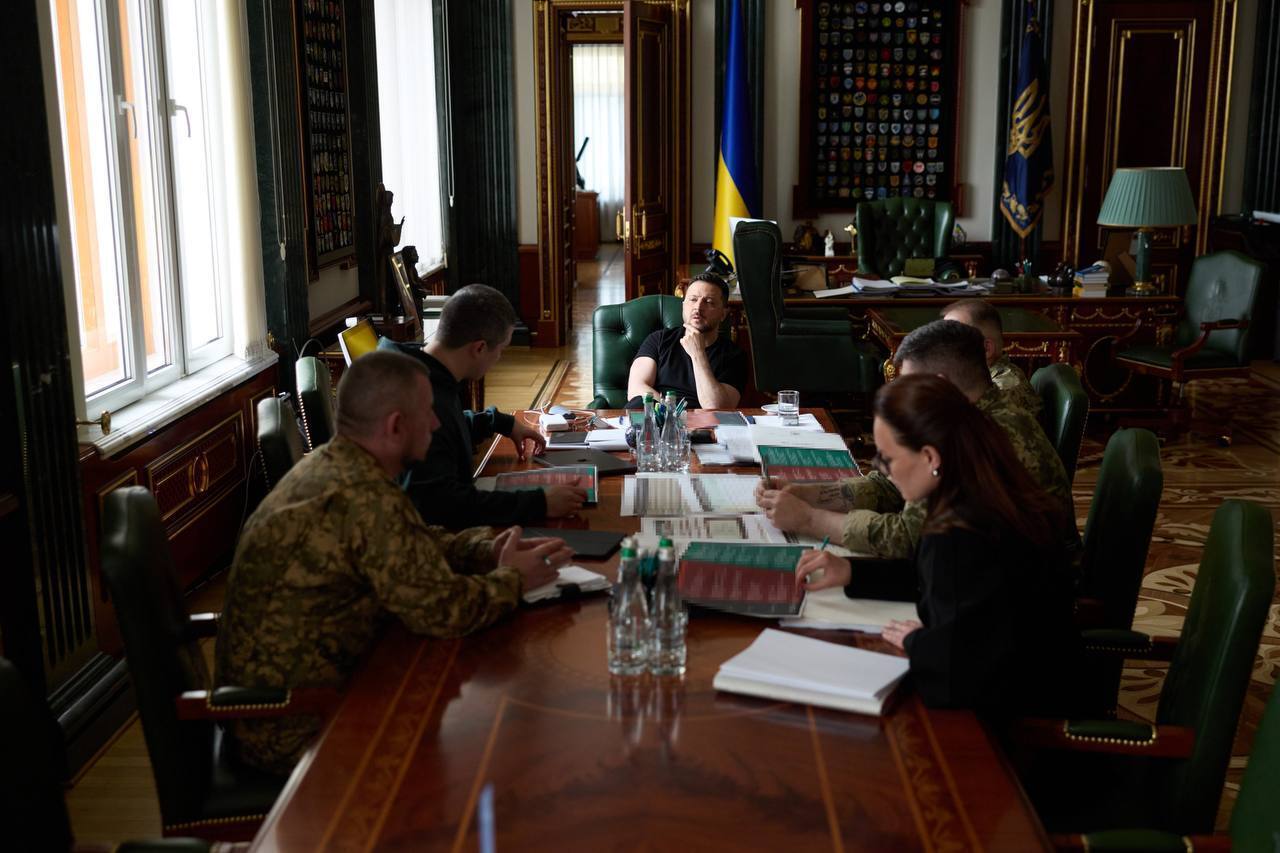 Президент Украины Владимир Зеленский во время совещания во время совещания
