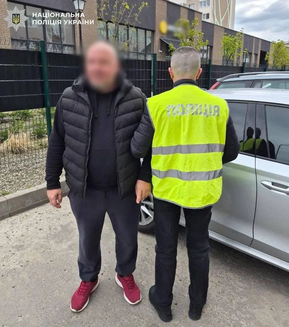 В Киеве неизвестный выстрелил из авто в сторону женщины с ребенком: введена специальная полицейская операция