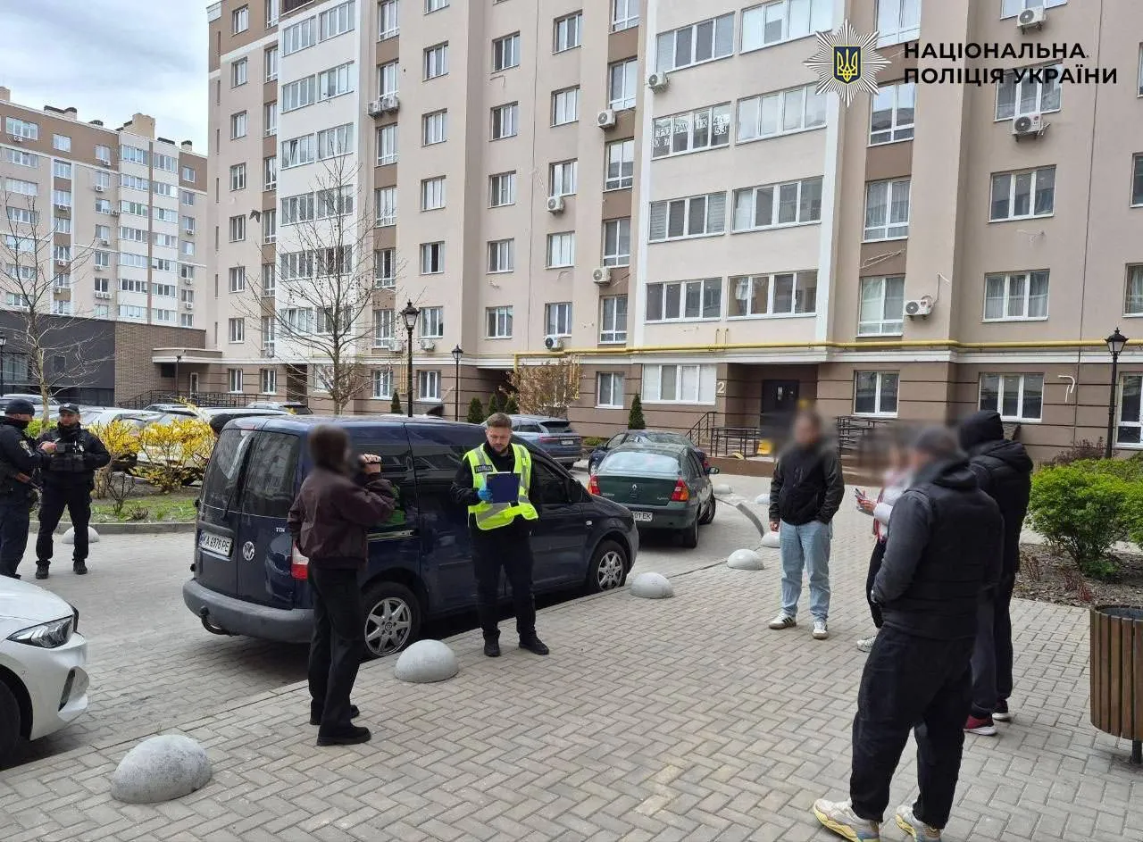 В Киеве неизвестный выстрелил из авто в сторону женщины с ребенком: введена специальная полицейская операция