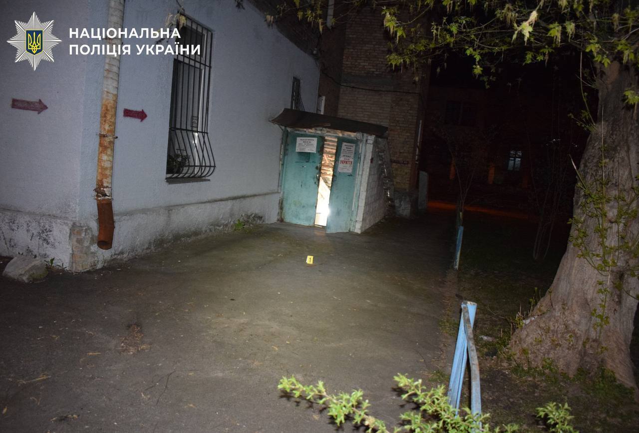 У Києві 18-річний хлопець жорстоко побив жінку арматурою, а потім пограбував. Подробиці та фото