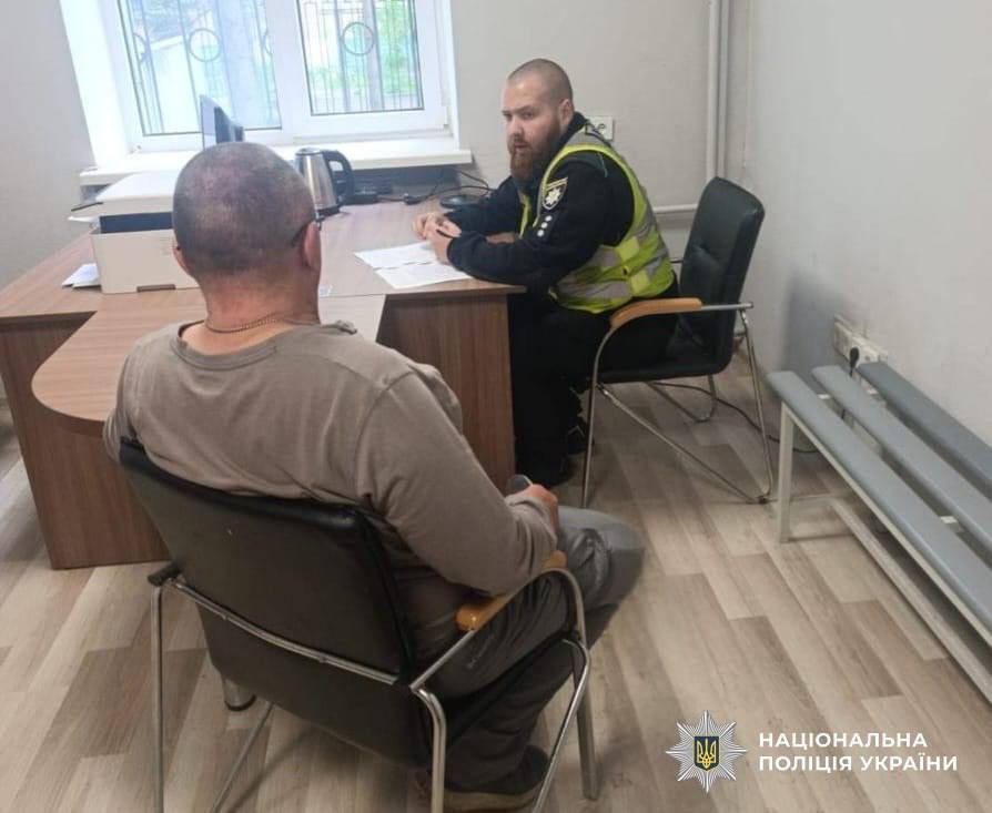 У Києві чоловік з пістолетом погрожував охоронцю через собаку: подробиці та фото від поліції