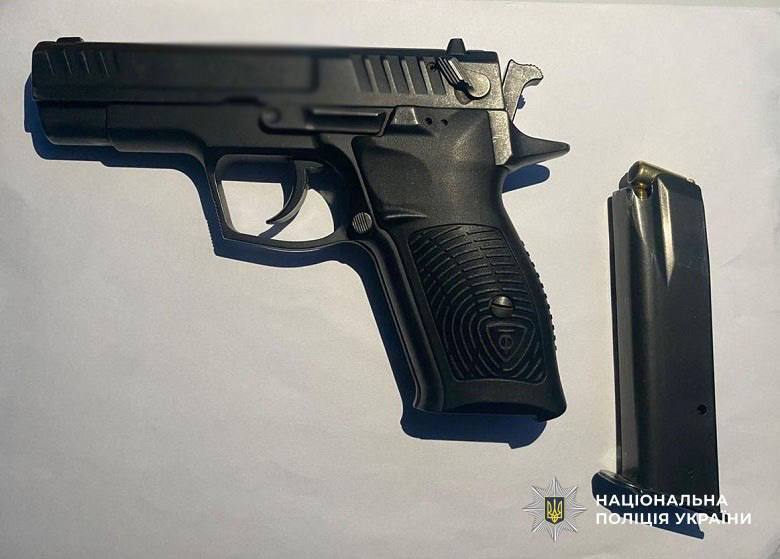 У Києві чоловік з пістолетом погрожував охоронцю через собаку: подробиці та фото від поліції