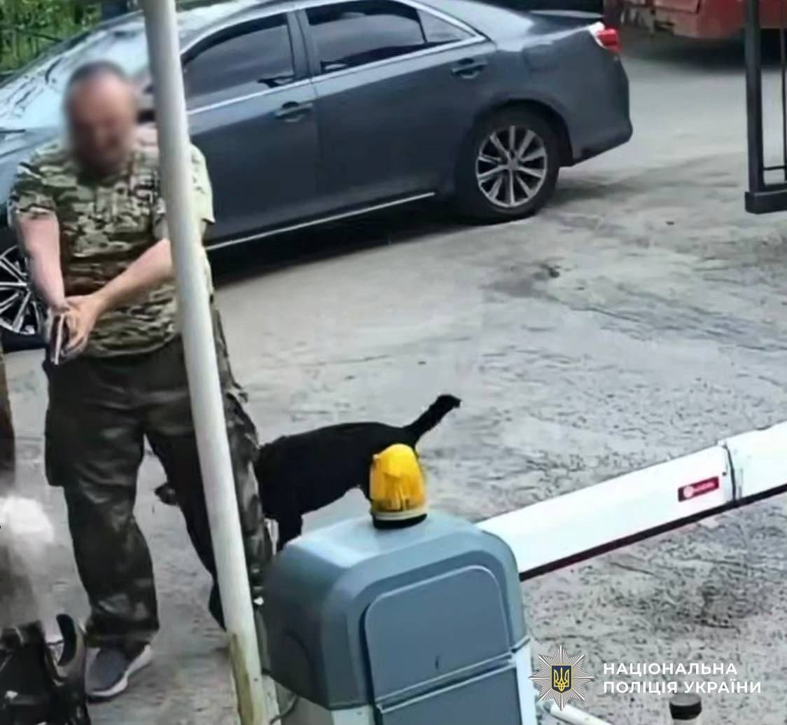 У Києві чоловік з пістолетом погрожував охоронцю через собаку: подробиці та фото від поліції