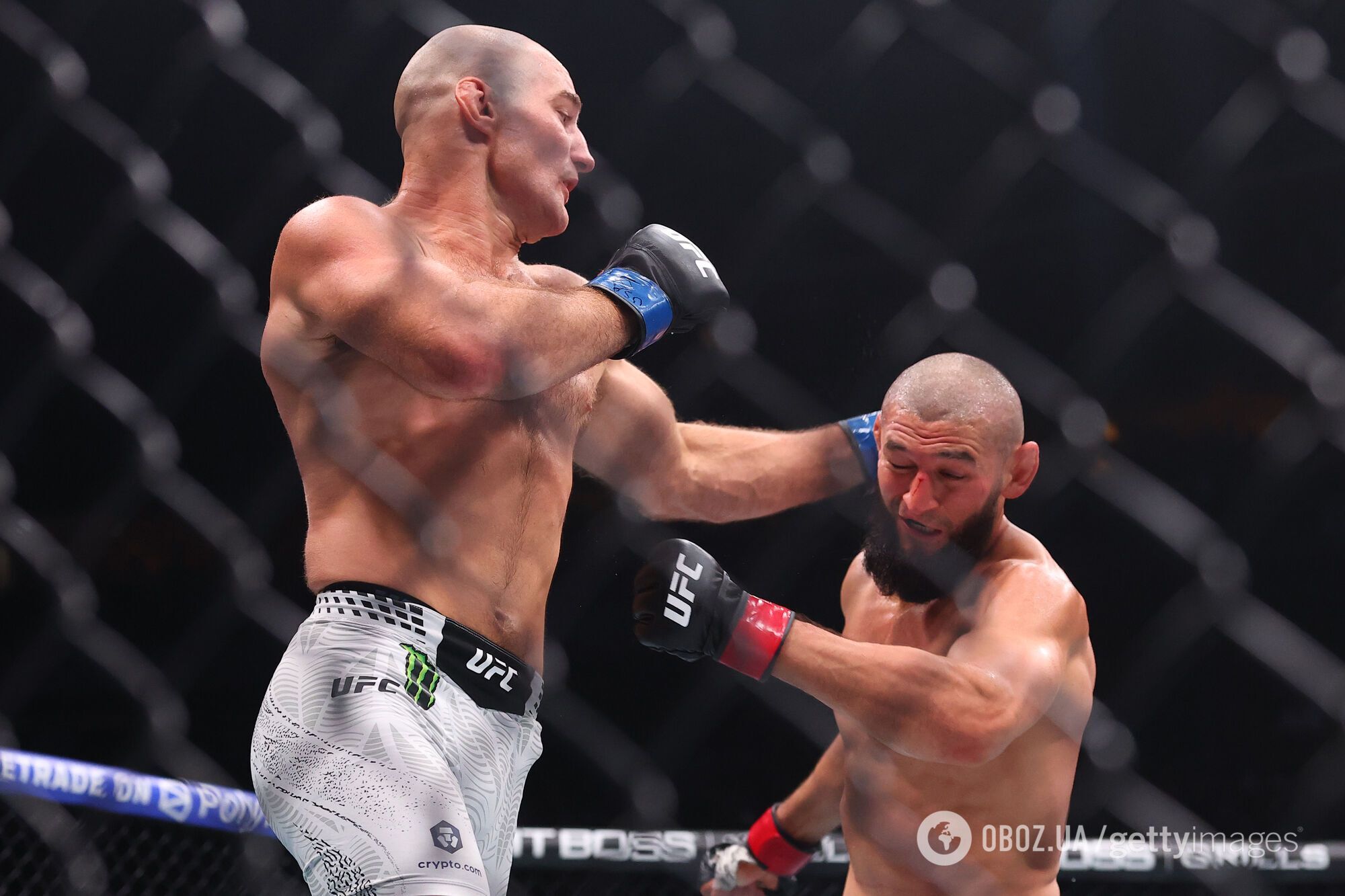 Непобедимого российского чемпиона сенсационно избили в титульном бою UFC. Видео