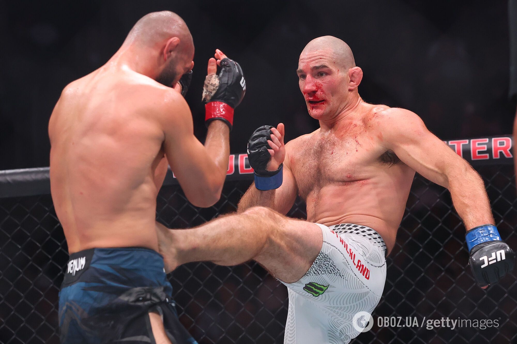 Непобедимого российского чемпиона сенсационно избили в титульном бою UFC. Видео