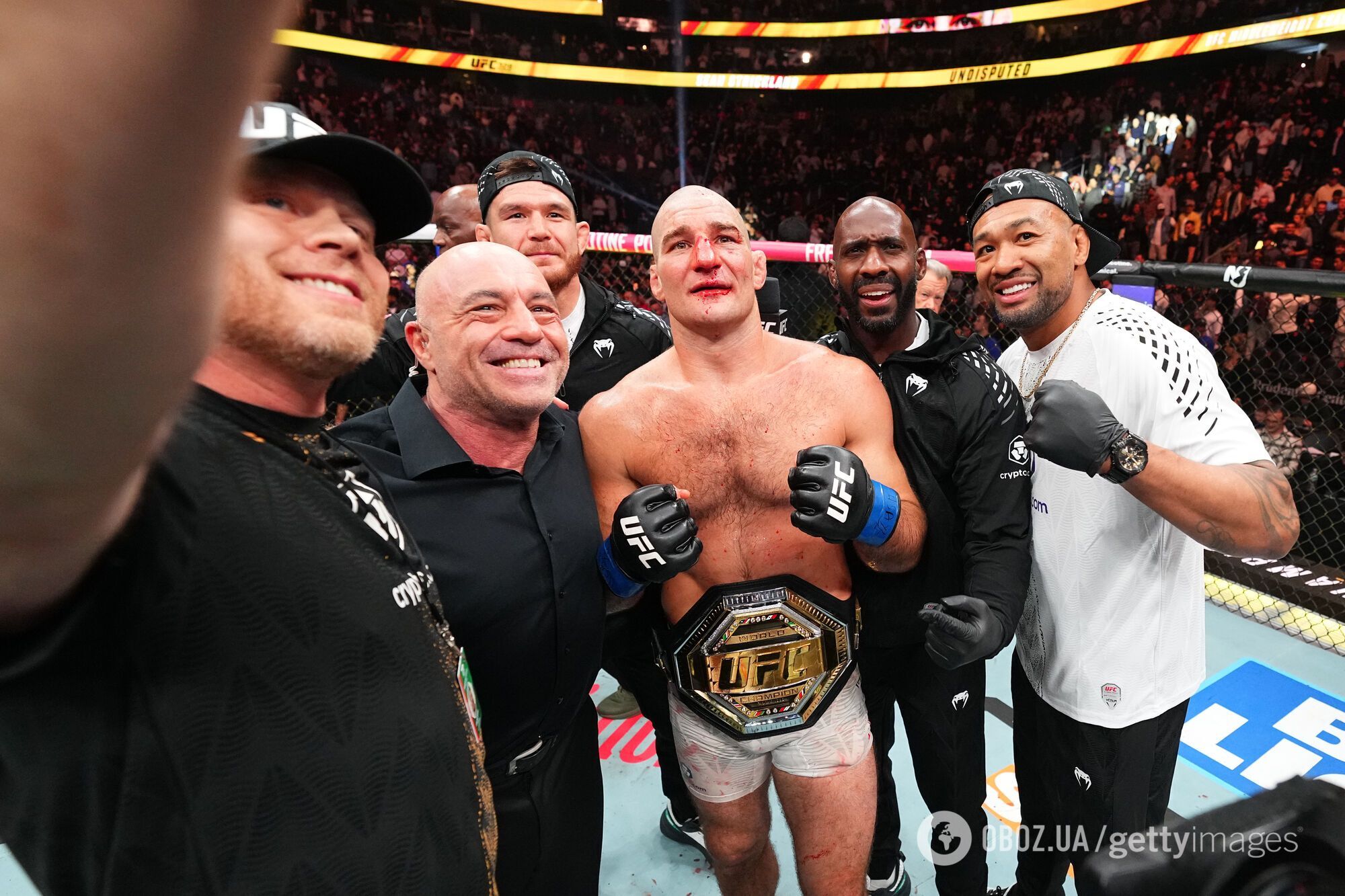 Непобедимого российского чемпиона сенсационно избили в титульном бою UFC. Видео