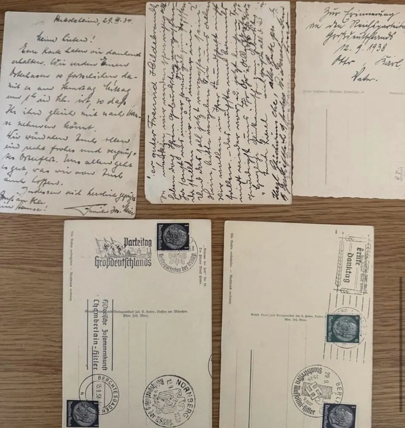 Киевлянка пыталась вывезти в Германию открытки с Гитлером 1930-х годов. Фото