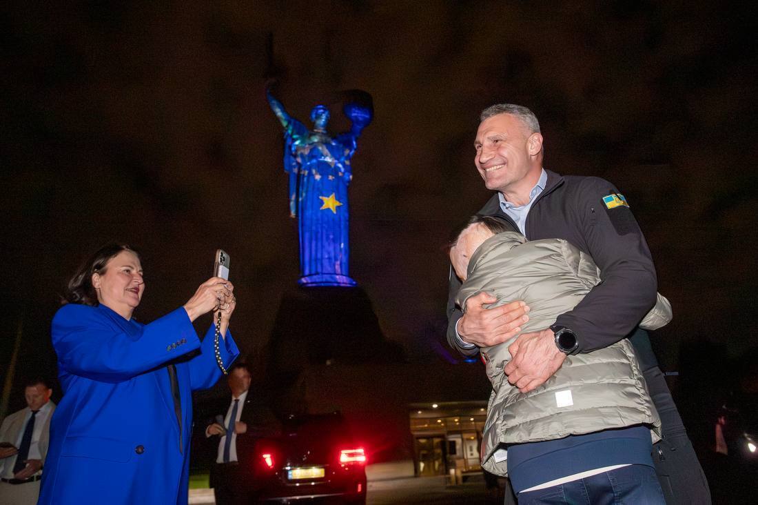 "Батьківщину-Матір" у Києві до Дня Європи підсвітили в кольори ЄС: Кличко показав фото і відео