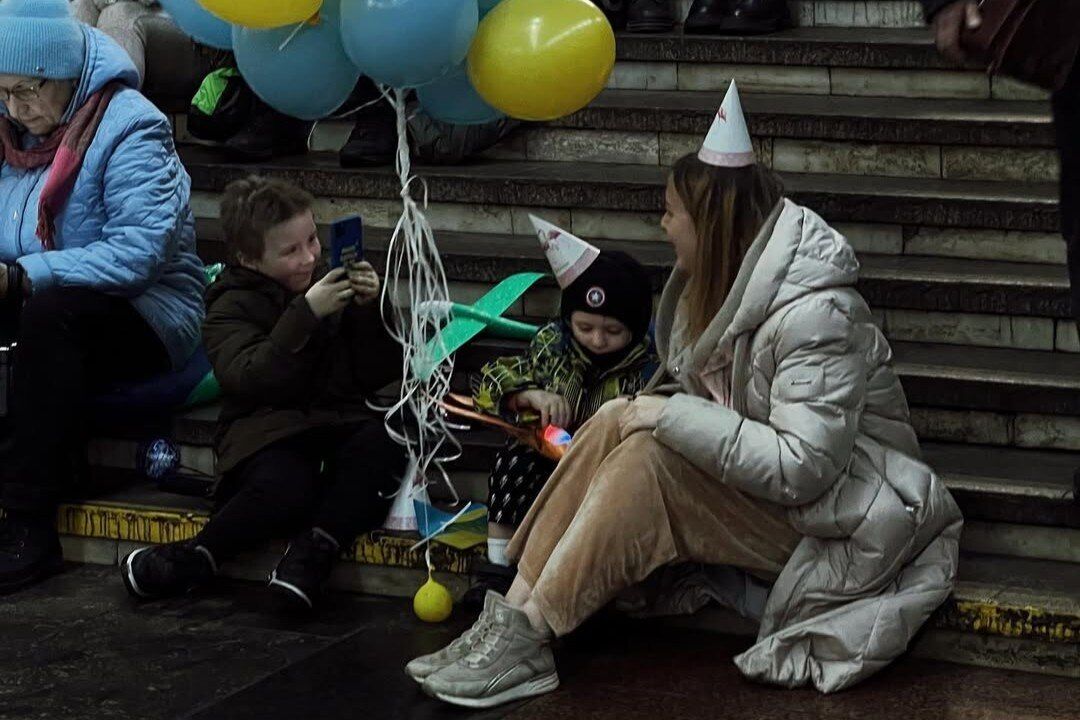 "Дякуємо за абсолютну любов": Зеленський ніжно привітав українських мам зі святом