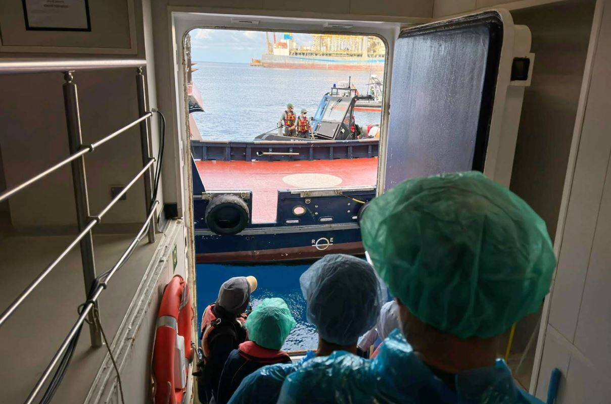 Лайнер MV Hondius, на котором произошла вспышка хантавируса, прибыл на Тенерифе: началась эвакуация пассажиров