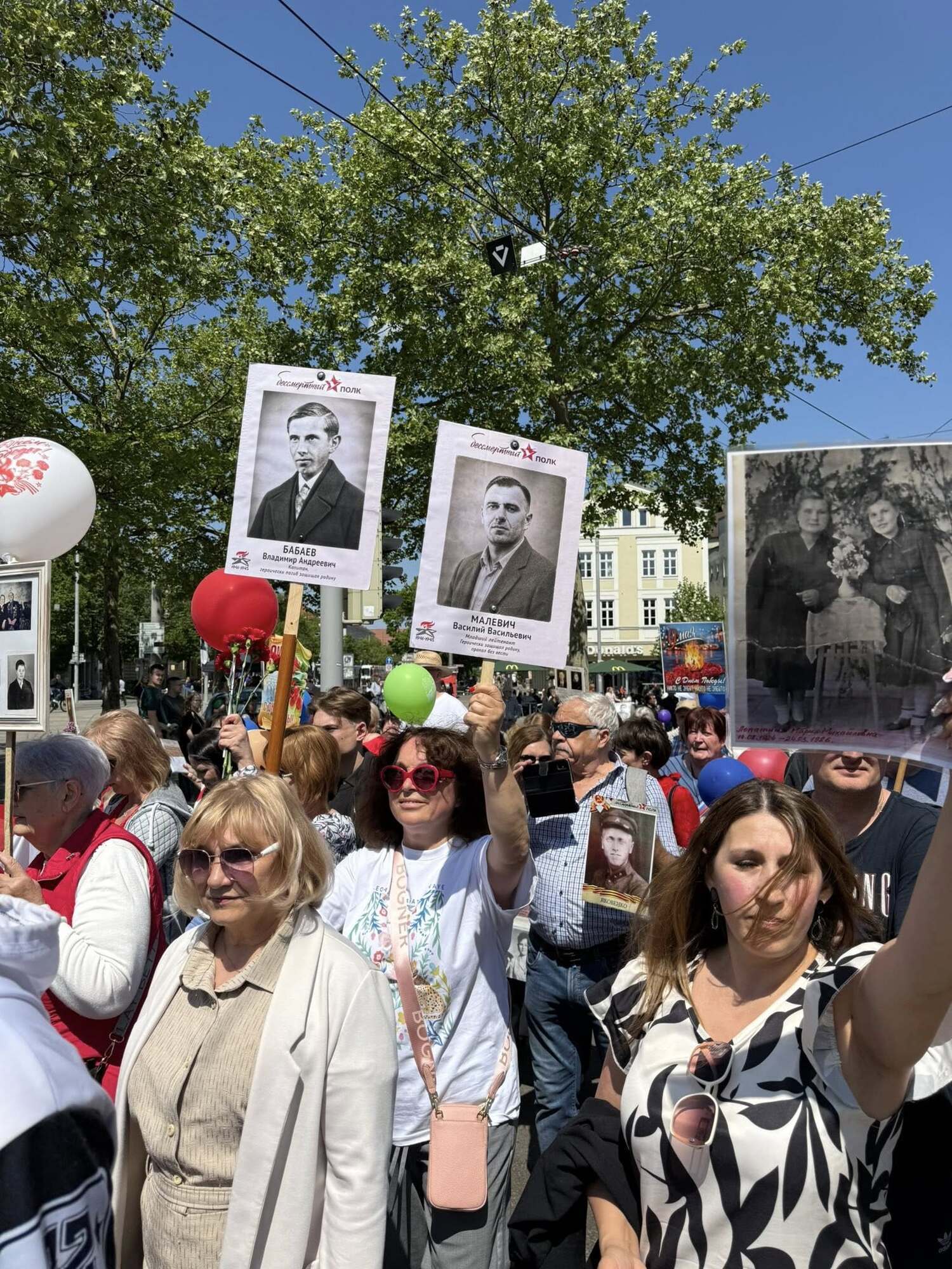 "Це був не просто стьоб": в Аугсбурзі учасники "Безсмертного полку" ходили із портретами Бандери, Хвильового і Малюка. Фото