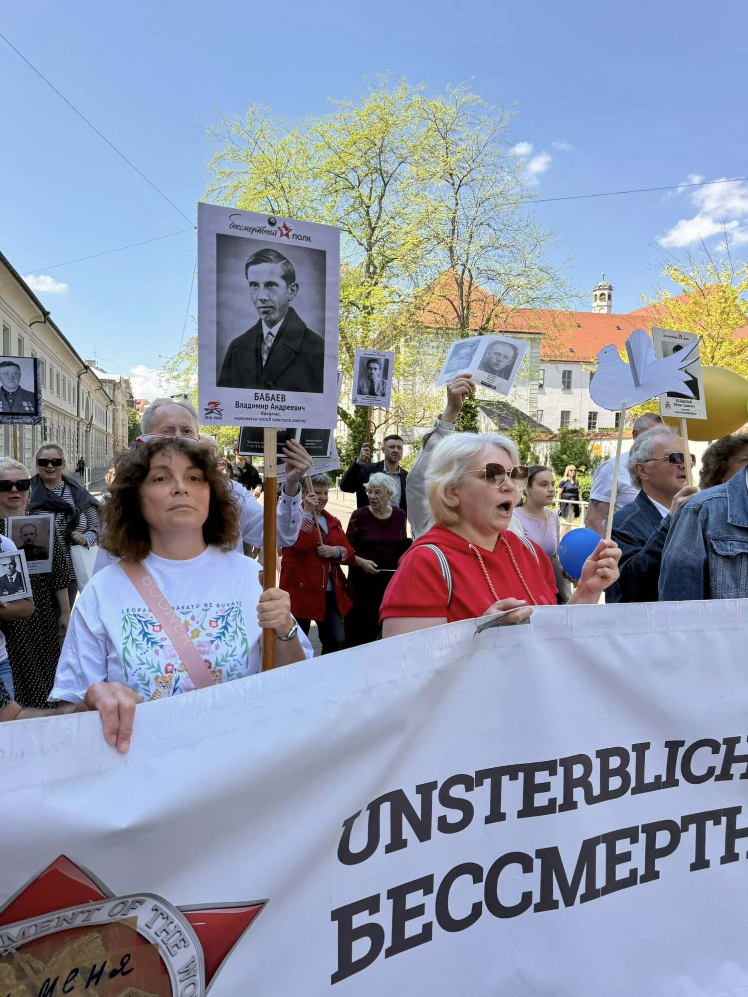 "Це був не просто стьоб": в Аугсбурзі учасники "Безсмертного полку" ходили із портретами Бандери, Хвильового і Малюка. Фото