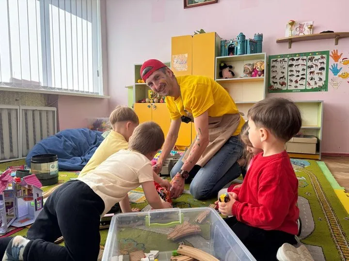 "Як він працює на таку маленьку зарплату? Я б тих 15 дітей не витримав!" Історія 33-річного вихователя зі Львова, який зламав стереотипи про "жіночу" професію