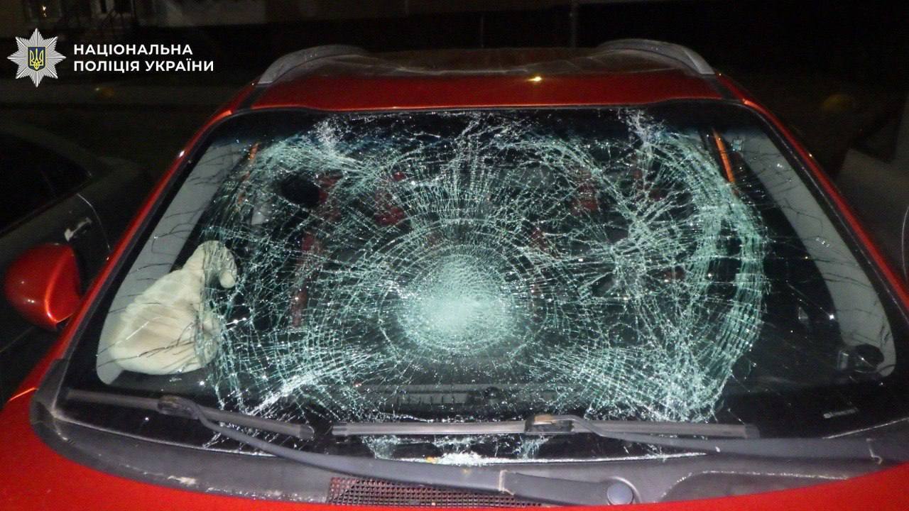 Постраждалий розбив скло авто стрільця.