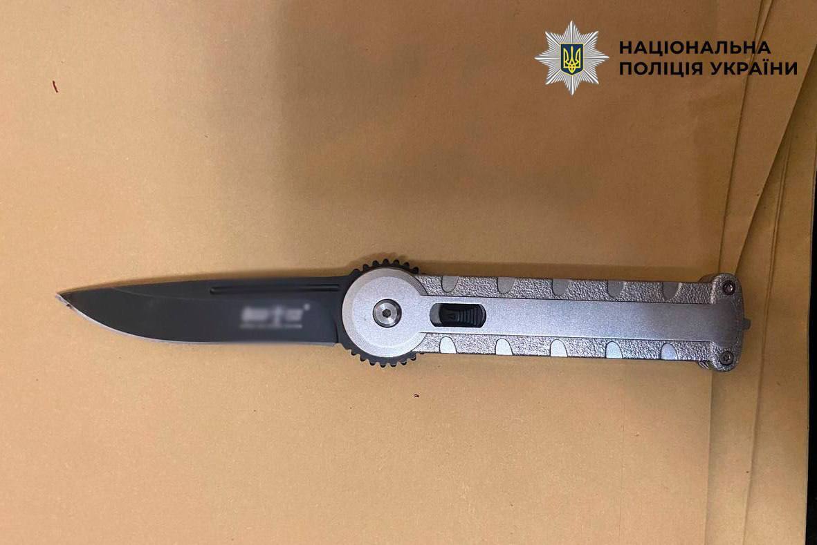 У Києві на Подолі іноземець напав на хлопця та тяжко його поранив. Подробиці, фото та відео