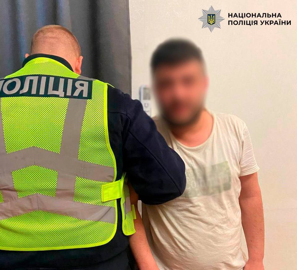 У Києві на Подолі іноземець напав на хлопця та тяжко його поранив. Подробиці, фото та відео
