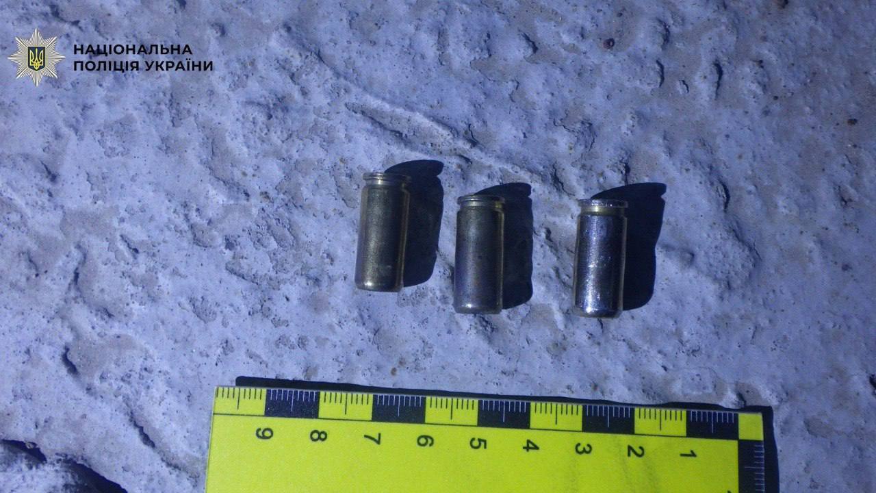 Один з чоловіків кілька разів вистрілив в опонента.