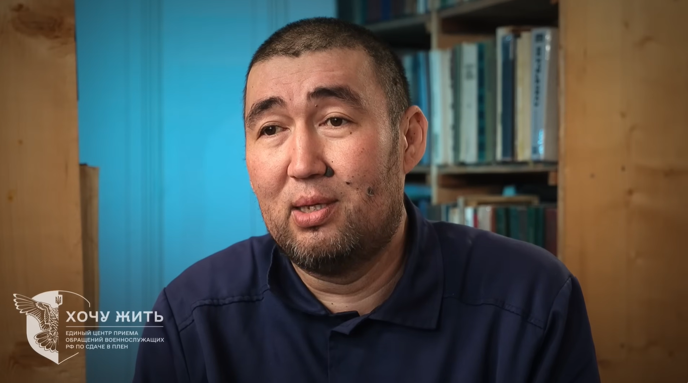 "Четверо сдались, один застрелился": казах рассказал, как оказался на войне против Украины и попал в плен. Видео