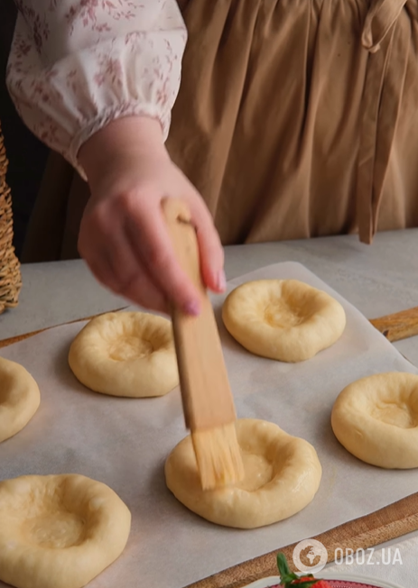 Пышные творожные ватрушки с клубничным джемом: домашняя выпечка, которая понравится всем
