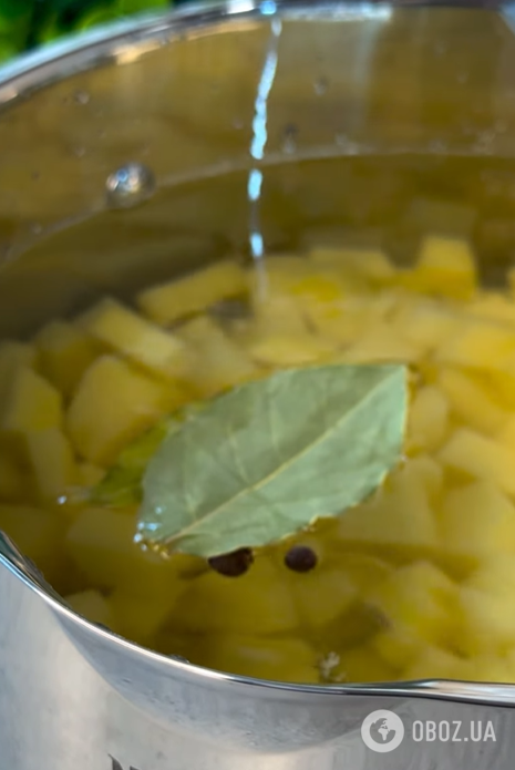 Сытный суп с охотничьими колбасками на ужин: как приготовить