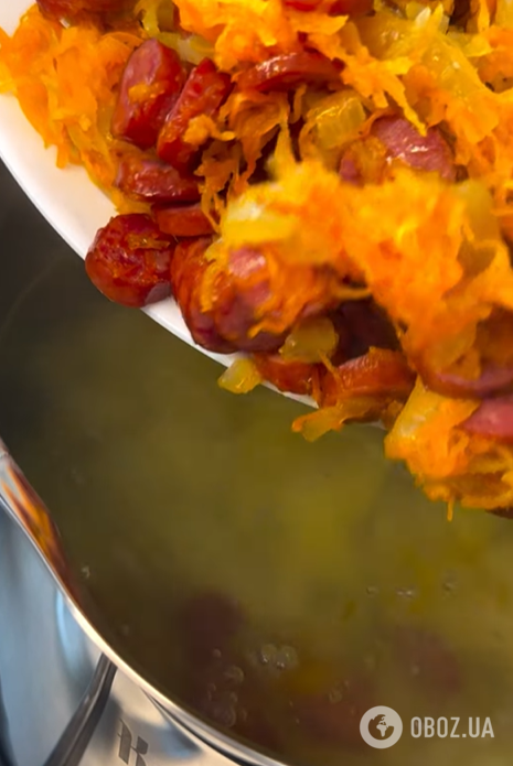 Сытный суп с охотничьими колбасками на ужин: как приготовить
