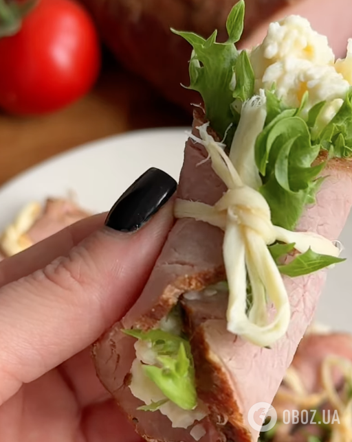 Вкусная закуска из ветчины с сырной начинкой за 5 минут: делимся рецептом блюда для праздничного стола
