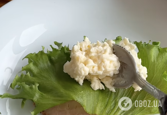 Вкусная закуска из ветчины с сырной начинкой за 5 минут: делимся рецептом блюда для праздничного стола