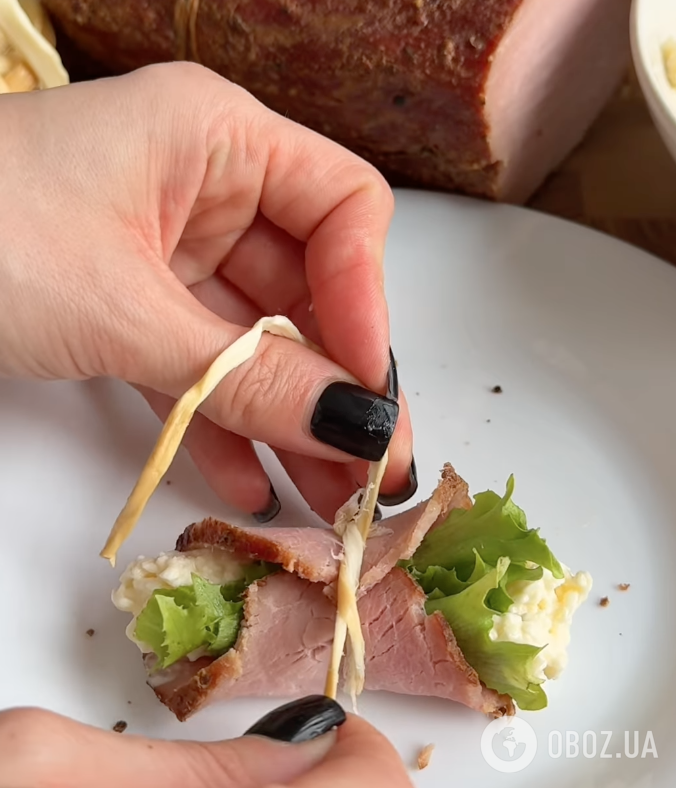 Вкусная закуска из ветчины с сырной начинкой за 5 минут: делимся рецептом блюда для праздничного стола