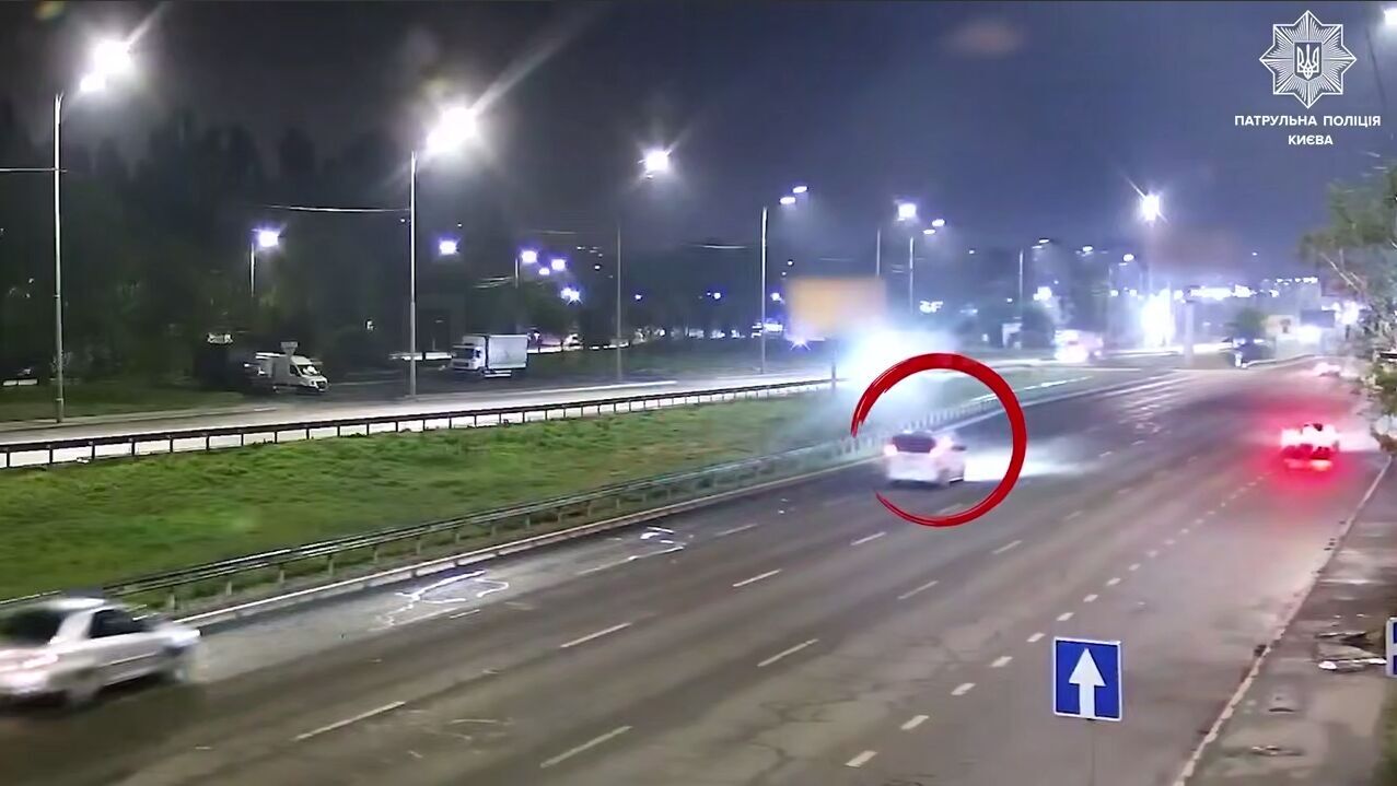 У Києві п’яний водій Mercedes на швидкості протаранив відбійник та влаштував сварку з поліцією. Відео